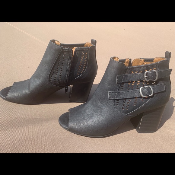 DSW open toe shoe boots size 8 1/2. - Picture 2 of 4